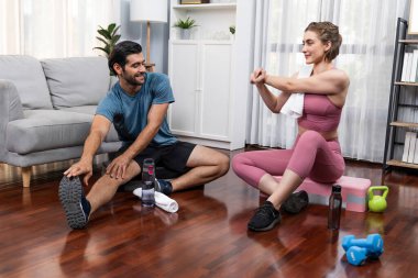 Atletik vücut ve sportif genç çift ya da spor kıyafetlerinde ısınma ya da ev egzersizi ve sağlıklı yaşam tarzı konsepti egzersizinden sonra dinlenme..