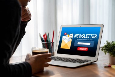 Müşterilerin abone olmak için bilgisayardaki haber belirleme sayfası Sugly Newsletter güncelleme bilgilerini aboneye aktarması