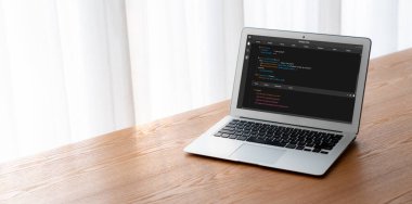 Model uygulama ve program kodlaması için bilgisayar ekranında yazılım geliştirme programlama