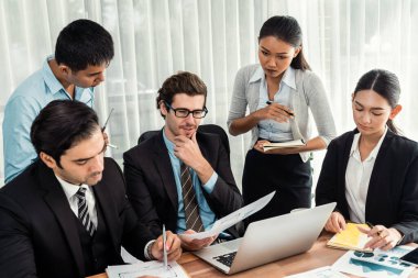 Ofis masasındaki finansal veri raporlarını analiz eden çeşitli bir grup iş analisti. Stratejik pazarlama planlaması için iş zekası analizi çizelgesi ve grafiği.