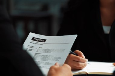 İnsan Kaynakları Müdürü sorgu odasında çalışan bir adayın özgeçmişine bakıyor. İş başvurusu, işe alım ve işçi alma konsepti. uds