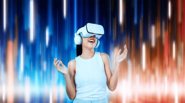 Beyaz VR kulaklık takan, beyaz kolsuz, metaevreli, gelecekteki teknolojisi siber uzay topluluğu yaratan bir kadın. Etrafında fantezi kuran, soyut bir ışık görmekten hoşlanıyor. Halüsinasyon.