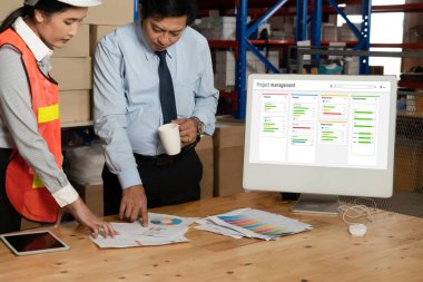 Ekip projesinin zaman çizelgesini gösteren bilgisayar ekranında, modern iş projesi yönetimi için proje planlama yazılımı