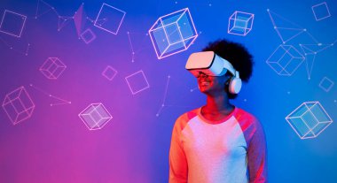 VR gözlüklü Afrikalı kız mavi ve pembe arka planda duruyor ve yüzen geometrik şekle bakıyor. Heyecanlı insan görsel gerçeklik dünyasına giriyor. Teknoloji yeniliği. Yaratıcılık.