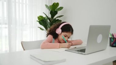 Kulaklık takıp ödevlerini yapan sevimli bir Amerikalı kız. Programlama sistemini araştırırken ve mühendislik komut yazarken defterde yazan mutlu çekici kız öğrenci. Pedagoji.