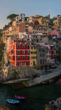 Riomaggiore İtalya 'nın Riomaggiore şehrinde günbatımında günbatımında kaybolan Riomaggiore, İtalya' nın Liguria şehrinde bulunan geleneksel bir balıkçı köyüdür. Riomaggiore Cinque Terre seyahat köylerinden biridir..