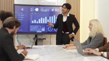 Ofisteki sunum ya da analist ekibiyle süs toplantı odasında mali verileri analiz etmek için BI Fintech 'i kullanın. İş adamları stratejik planlama için TV ekranında BI gösterge panelini analiz ediyor