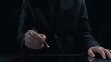 İş adamı e-posta kutusunu kontrol ediyor, daha iyi verimlilik için mesajları düzenliyor ve önceliklerini belirliyor. Etkili iletişim için akıllı e-posta teknikleri öğren. Kullanıcı Kimliği