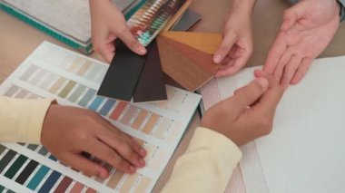 Profesyonel mimar ve iç mimarın yavaş çekim görüntüleri. İç mekan tasarımı için malzeme ve renk paleti sunumu. Müşteri denetimi ve denetimine dayalı. Değiştirilmiş