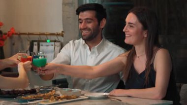 Birkaç arkadaş kokteyl cin tonik, mavi Hawaii, Cosmopolitan ve Grasshopper ile ana yemek masasında kadeh kaldırıyor. Özel parti gece kulübünü kutlamak için canlı sohbetler yapıyorlar. Vinosity.