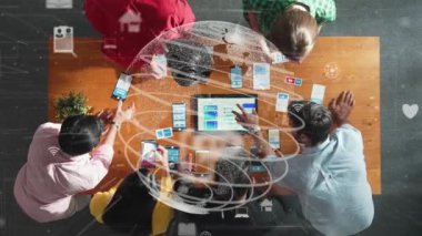 Ux Ui tasarımı için birlikte çalışan yetenekli iş adamlarının üst düzey görüşü. Çeşitli insanlardan oluşan bir grup büyük bir veri tabanı kullanarak küresel iletişim hakkında beyin fırtınası yapıyor ve tartışıyorlar. Cemaat.