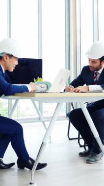 Mühendis ve mimar, mühendislik ve mimari proje planlaması hakkında ofis masasında bir araya geldiler. .