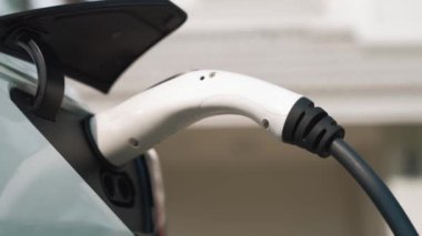 Elektrikli taşıt teknolojisi konut alanı ya da EV akü şarjı için ev şarj istasyonu olarak kullanılır. Gelecekteki çevre için temiz ve sürdürülebilir enerji ile çevre dostu ulaşım. Titiz