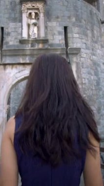 POV turisti Dubrovnik girişinden geçiyor. Hırvatistan 'ın Dalmaçya kentindeki Dubrovnik kentine yapılacak her ziyaretin doğal başlangıç noktası, yığın kapısı..