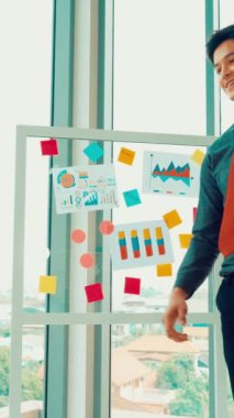 Şirket ofisinde iş adamlarının el sıkışması mali anlaşma konusunda profesyonel bir anlaşma gösteriyor.