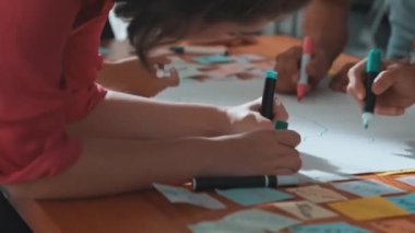 Beyin fırtınası yapmak için zihin haritasını kullanarak geliştirici ekibi kapatın. Kaliteli iş adamlarının üst düzey görüşü, kalemler ve yapışkan notlar kullanarak birlikte pazarlama stratejisi yazmalarıdır. Sempozyum.
