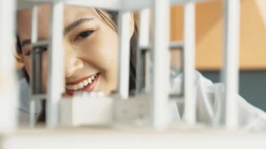 İnşaatı incelerken, profesyonel mimar mühendisinin yüzü ev modelini inceliyor. Proje yöneticisi ev modelini kontrol ediyor. İş tasarımı konsepti. Yüzüne odaklan. Yönlendirici.