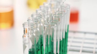 Laboratuvar araştırmacısı yeni bir ilaç geliştirir ya da tedavi eder. Laboratuvar tüpünde renkli kimyasal sıvı kullanır. Bilimsel veya kimya uzmanlığı ve laboratuvar ekipmanları ile sağlık hizmetlerinin teknolojik gelişimi. Katı.