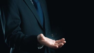 İş adamı çok kanallı stratejileri entegre ediyor, çevrimiçi alışveriş ve pazarlama erişimini artırıyor. Birbirine bağlı marka deneyimleri yaratmak için çok kanallı pazarlamanın gücünü keşfedin. Kullanıcı Kimliği