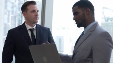 Şehir siluetine bakan süslü ofis, çeşitlilik uzmanlığı iddialı iş genişletme veya stratejik pazarlama tartışmaları. Finansal danışman, danışmanlık sektörü öngörüleri ve fikir verir