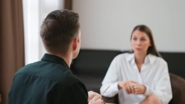 Psikolojik konsültasyon zihinsel problemde iyileşme kaydediyor, genç hasta terapi seansında, psikiyatrist de akıl hastalıkları konusunda tanı koyuyor. Zihinsel tedavi seansı. Düzenle