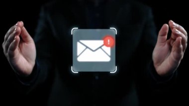 İş adamı e-posta kutusunu kontrol ediyor, daha iyi verimlilik için mesajları düzenliyor ve önceliklerini belirliyor. Etkili iletişim için akıllı e-posta teknikleri öğren. Kullanıcı Kimliği