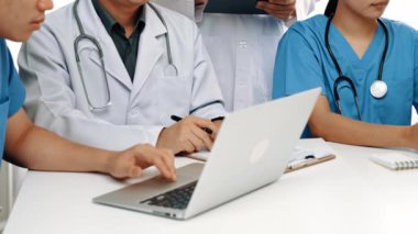 Hastane masasında birlikte çalışan ve tıbbi tedavi ya da sağlık hizmeti planlayan profesyonel bir grup. Takım çalışması başarılı hastalıklara ve hastalıklara yol açar. Ağır çekim. Katı.