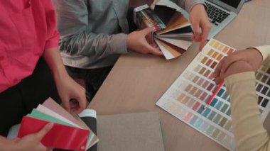 Profesyonel mimar ve iç mimarın yavaş çekim görüntüleri. İç mekan tasarımı için malzeme ve renk paleti sunumu. Müşteri denetimi ve denetimine dayalı. Değiştirilmiş