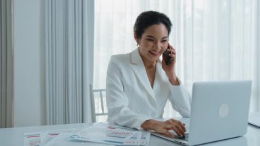 Mutlu ve hayat dolu gülümseyen Asyalı genç bir kadın borçtan kurtulduğu için heyecanlı. Bağımsızlığın ve finansal güvenliğin geleceği için gerekli mali özgürlüğün sağlanması