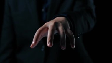 İş adamı bulut hesaplamasının geleceğini en son sezgilerle keşfetti ve bulut hesaplama teknolojisini entegre ederek işi yükseltti. Bulut çağını yenilikçi bilgisayar UUID ile kucaklayın