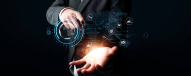 İş adamı, tahmin edilen büyük veri modellerinden gerçek zamanlı analizlere uzanan eğilimleri ve görüşleri ortaya çıkarmak için veri analizlerini derinlemesine inceleyerek, veri güdümlü kararların analitik endüstrileri nasıl ileri götürdüğünü öğrenir Faas