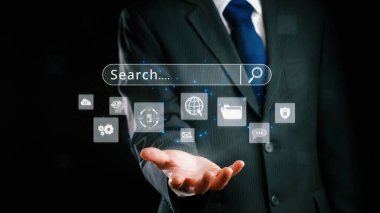 İş adamı, stratejik kararlar için değerli verileri çıkartarak arama motoru araştırması yapıyor. Kapsamlı araştırma ve SEO veri analizi için arama motorları kullanılıyor. Kullanıcı Kimliği