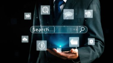 İş adamı, stratejik kararlar için değerli verileri çıkartarak arama motoru araştırması yapıyor. Kapsamlı araştırma ve SEO veri analizi için arama motorları kullanılıyor. Kullanıcı Kimliği