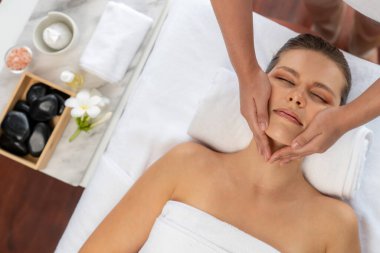 Panorama 'da kadınların stres önleyici kafa masajından ve lüks tatil beldesi veya otel spa salonundaki modern ışık ortamında yüz güzelliği eğlencelerini şımartmaktan hoşlandığı bir manzara var. Sessiz.