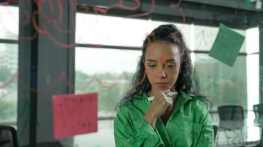 Genç İspanyol çalışanlar renkli yapışkan notlar yazıyorlar. Akıllı iş kadını pazarlama fikrini, beyin fırtınası stratejisini, iş planını paylaşıyor. Proje yöneticisi zihin haritası çiziyor. - Yakın çekim. Yönlendirici.