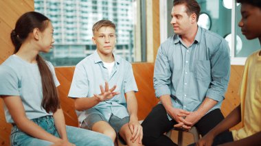 Grup terapisi sırasında çekici bir çocuk tecrübesini paylaşıyor. Etrafı çok kültürlü arkadaşlarla çevrili iken lise öğrencisi iyileşme sürecinden bahsediyor. Öğretim.