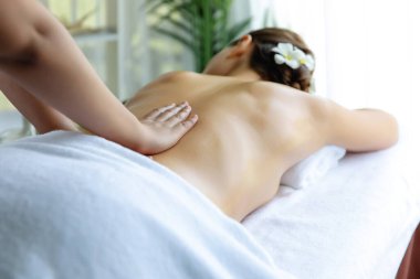 Kafkasyalı kadın müşteri stres önleyici spa masajının keyfini çıkarıyor ve lüks otel ya da oteldeki gündüz açık ortam güzellik salonunda güzellik teniyle eğleniyor. Sessiz.