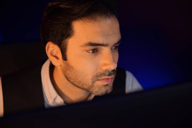 Piyasa verilerini ya da e-postalarını analiz eden sıkılmış işadamlarının, satış kanalı çevrimiçi ürünü üzerinde gecenin geç saatlerinde oluşturulan çevrimiçi ürün hazırlıklarına geri gönderdikleri portre. Tahmin et..