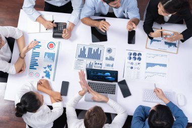 Üst düzey analist ekibi toplantı odasındaki mali verileri analiz etmek için BI Fintech 'i kullanıyor. İş anlayışı ve stratejik pazarlama planlaması için kağıt üzerinde analitik BI gösterge paneli. Tedbirli