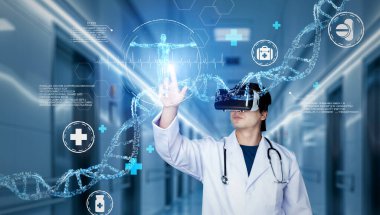 Doktor, semptomları teşhis ederken VR gözlüğü kullanarak tıbbi verilere işaret ediyor. Doktor, insan organı hologramına bakarken laboratuvar önlüğü ve artırılmış gerçeklik gözlüğü takıyor. Sağlık sigortası konsepti. Yaratıcılık.