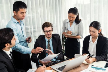 Modern ofis ortamında çalışan çeşitli etnik gruplardan çeşitli iş adamları. Üretken ve çok ırklı ofis çalışanları stratejik ticari pazarlama konusunda tartışmaya giriştiler. Çok titiz.