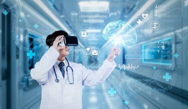 Doktor, semptomları teşhis ederken VR gözlüğü kullanarak tıbbi verilere işaret ediyor. Doktor, insan organı hologramına bakarken laboratuvar önlüğü ve artırılmış gerçeklik gözlüğü takıyor. Sağlık sigortası konsepti. Yaratıcılık..