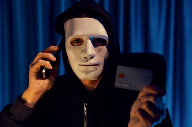 Kredi kartı sahibini arayıp gizli bilgilerle tehdit etmek için beyaz suçlu maskesi. Tüm veritabanları, güvenlik ihlali yapmaya çalışarak şifre şifreleme yapmak için. Bireysel.