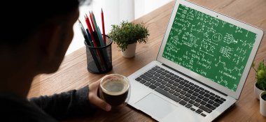 Bilgisayar ekranında bilim ve eğitim kavramını gösteren matematiksel denklemler ve modem formülü
