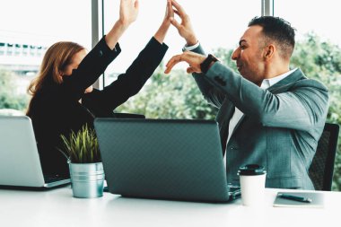 Başarı iş ortağı - İş kadını ve iş adamı modern işyerinde birlikte kutlama yapıyorlar. İnsanlar takım çalışması konsepti. uds