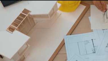 Müşteri denetimi ile yavaş çekim iç mimar taslağı hazırlamak ve ev dekorasyonunu müşteri talebine göre düzenlemek. Mimari müşteri hizmetleri. Filizlenen