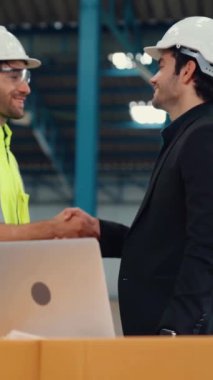 Başarılı iş ortağı tokalaşması proje başarısını gösteriyor. İşçiler anlaşmadan memnunlar. .