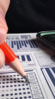 Muhasebeci, ofis masasındaki kağıt torpido gözünde iş pazarlama verilerini analiz ediyor. Şirket finans ve para muhasebe kavramı.