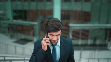 Kafkasyalı yetenekli bir proje yöneticisi. Bulanık geçmişiyle şehirde yürürken telefonla konuşuyor. Akıllı telefon kullanan yetenekli bir işadamı bulanık geçmişi olan bir proje yöneticisiyle konuşuyor. Sevinçli..