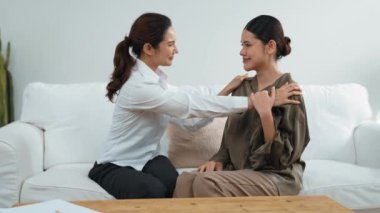 Destekleyici ve rahatlatıcı eller depresif hastayı neşelendiriyor ya da empati kurarak stres yapıyor. Psikolog, Vivancy Kliniği 'nde stresli ve üzgün bir hastaya güven veriyor..